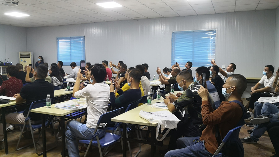 学员认真听讲、做笔记