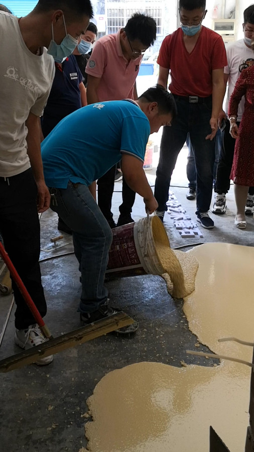 将搅拌好的砂浆倾倒于地面