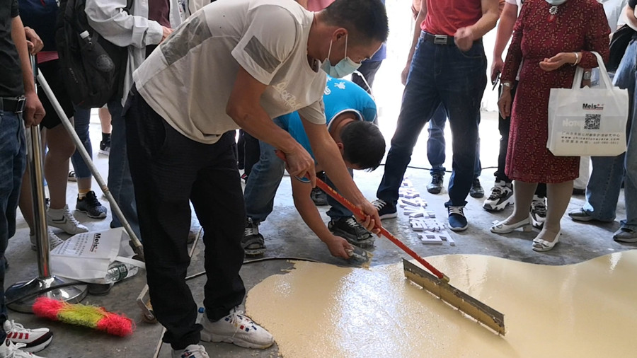 无机磨石样板米黄色摊铺