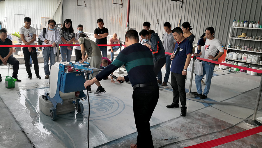 学员对地面进行修补研磨