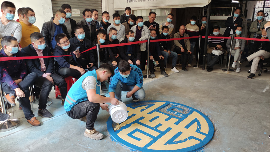 无机磨石图案分色摊铺