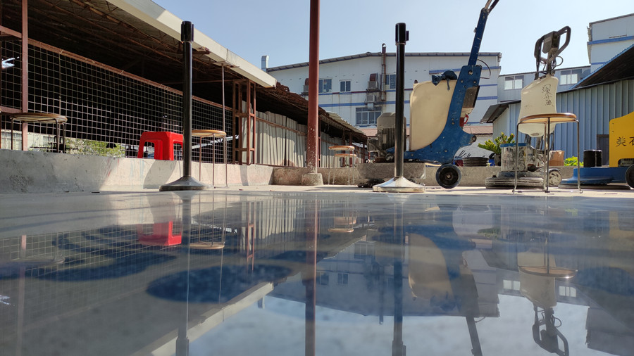 抛光后的样板呈镜面效果