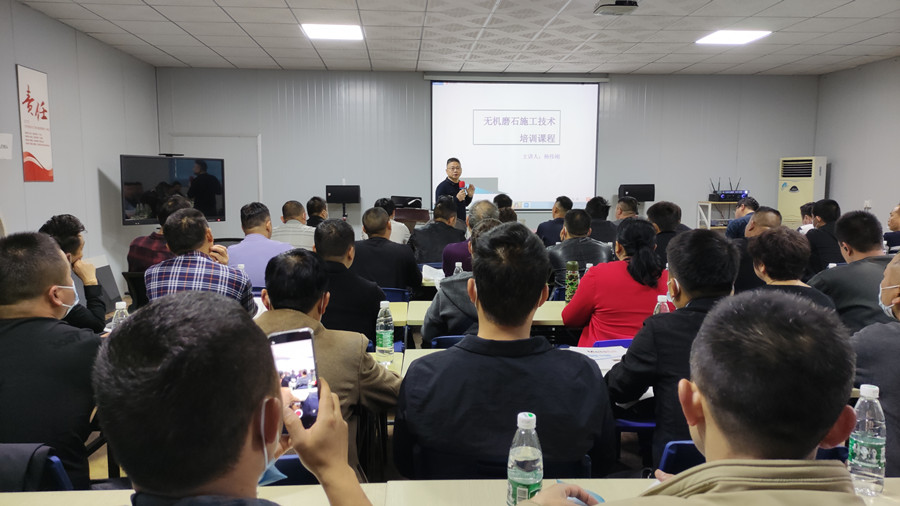 学员认真听澳恒杨总讲解理论知识