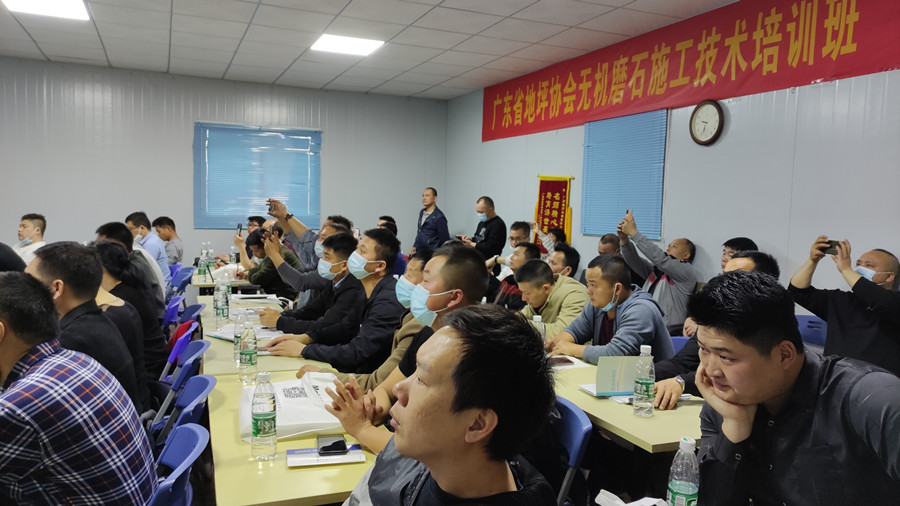 学员认真听讲、做笔记