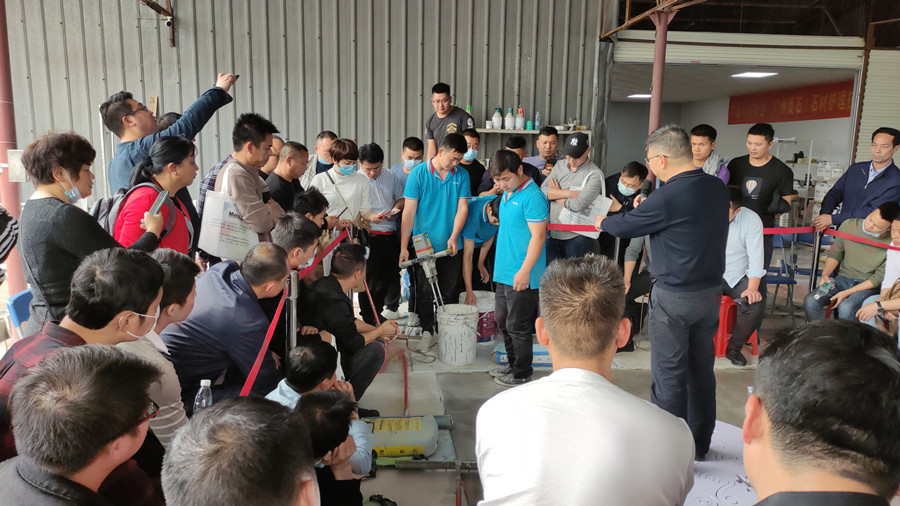 澳恒工作人员演示材料配比、砂浆搅拌