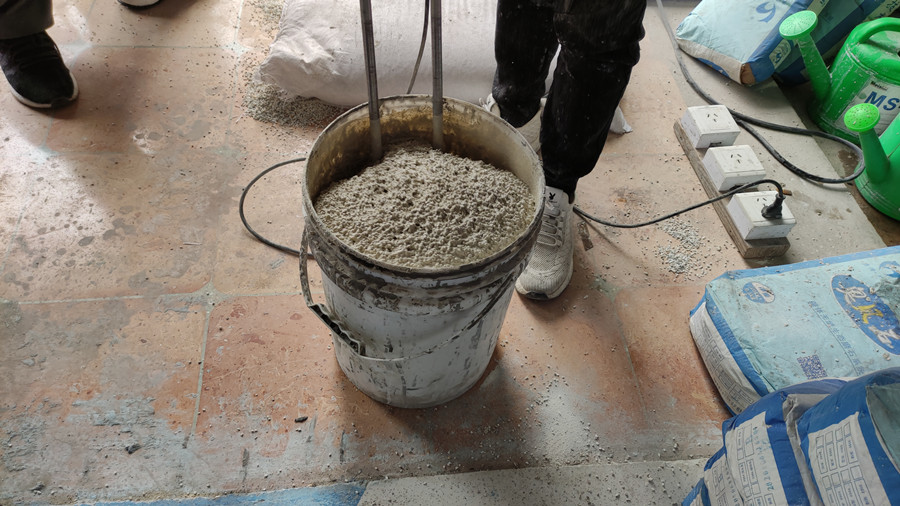 用双头搅拌机搅拌成砂浆