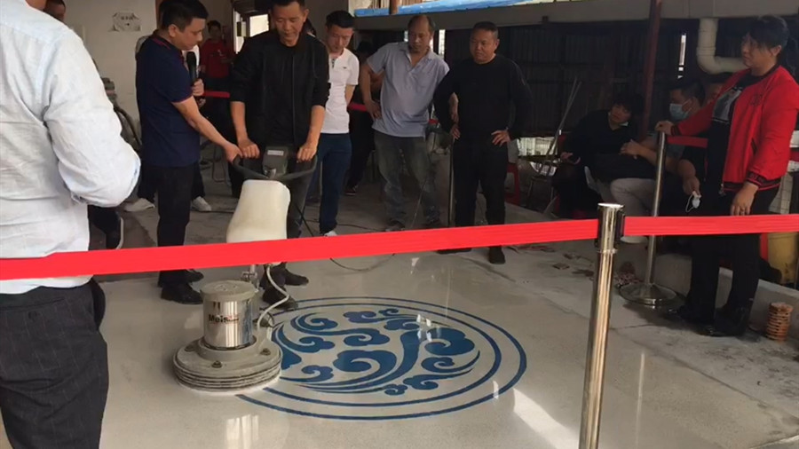 学员使用晶面机抛光