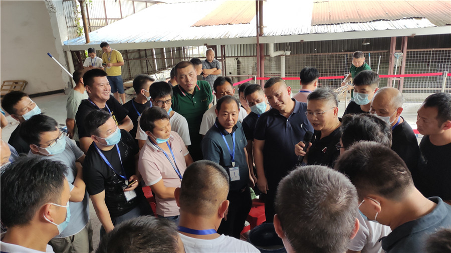 学员认真学习、听老师讲解