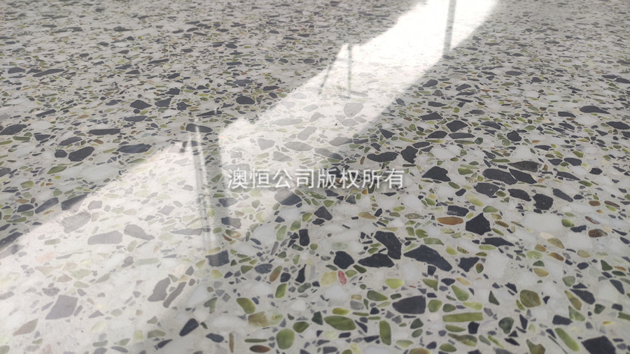 纳米水磨石完工后呈镜面效果