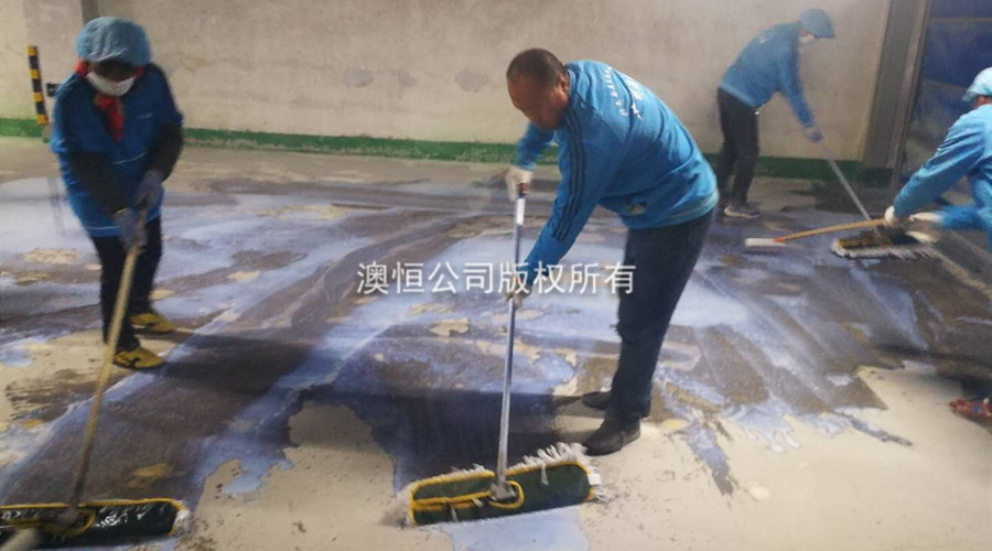 在旧地面上涂刷澳恒高效界面剂