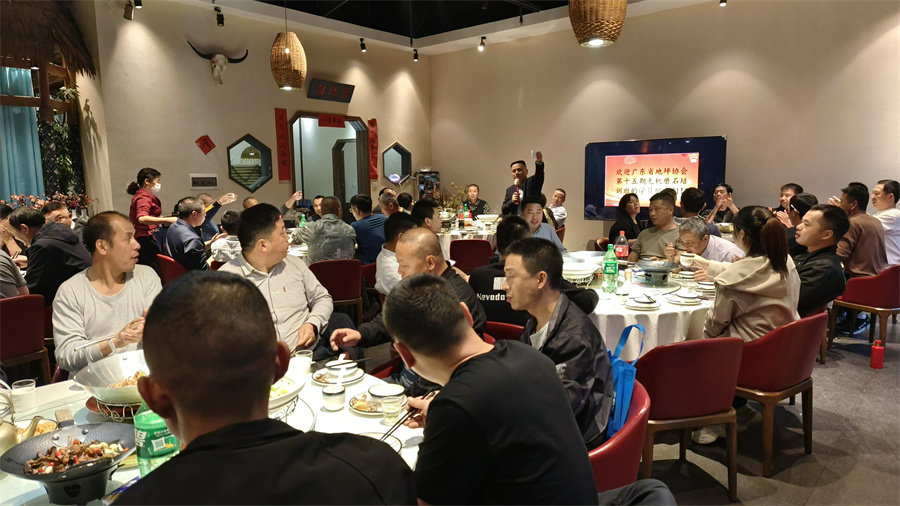 学员聚餐，相互讨论交流