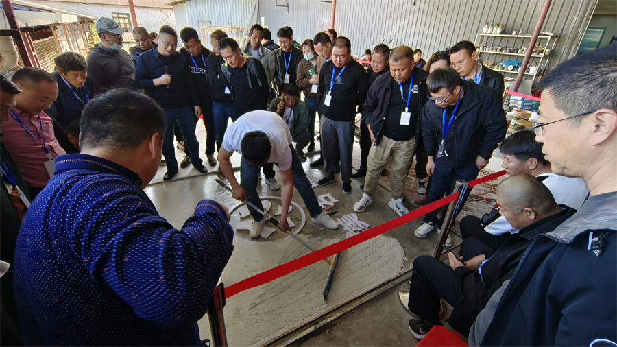 无机磨石摊铺现场